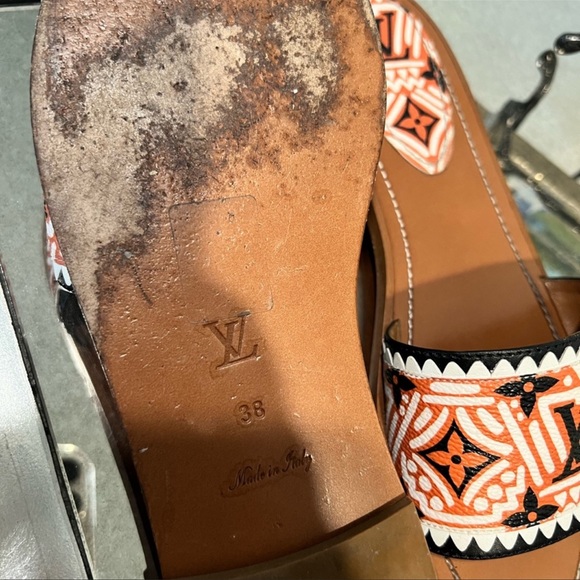 LOUIS VUITTON SANDAL - Picture 2 of 3